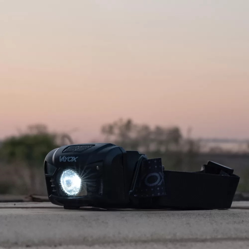 LED Zatemnitven rechargeable headlamp s senzorjem in rdeč svetel LED/3W/5V IP66 100 lm 20 h 1200 mAh